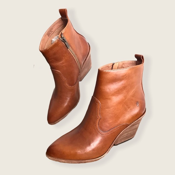 Frye Amado Wedge Cognac Leather Pointy Toe Cowboy Pull On Wood Heeled Ankle Boot - Picture 15 of 16